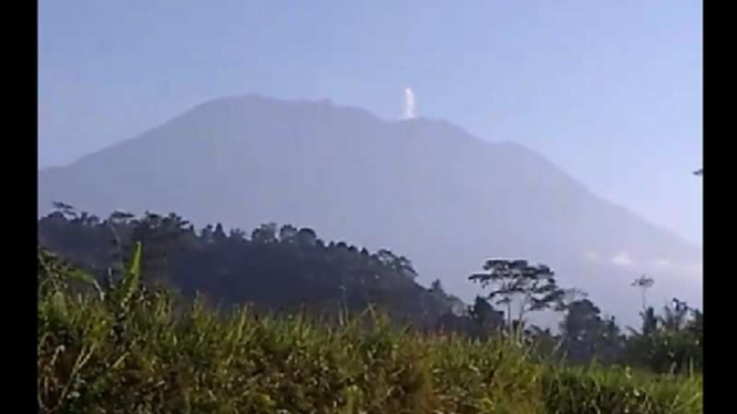 Penampakan kemunculan asap putih di kawah Gunung Agung, Bali.