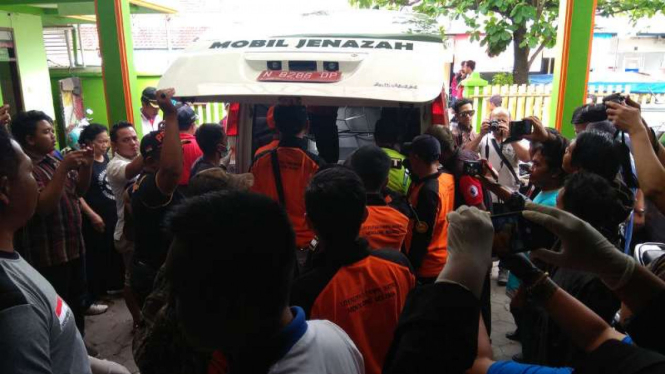 Ambulans membawa jenazah 7 pekerja yang tewas di Malang.