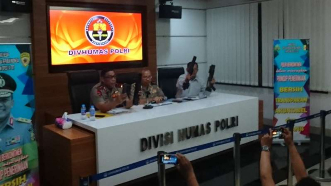 Konferensi pers Mabes Polri terkait senjata pesanan Brimob, Sabtu (30/9).