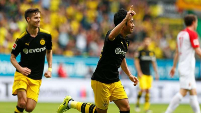 Gelandang Borussia Dortmund, Shinji Kagawa (kanan)