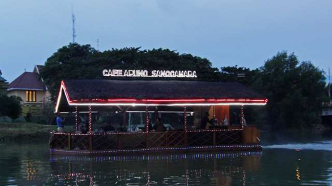 Cafe Apung Sanggamara yang berada di sungai Krueng Aceh, Banda Aceh,