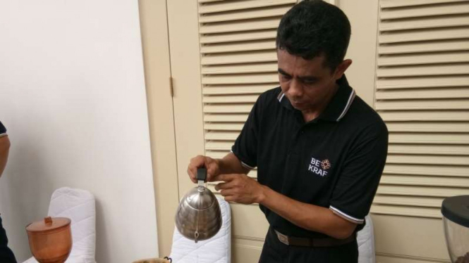 Seorang petugas menuangkan kopi di Istana Bogor, Minggu, 1 Oktober 2017.