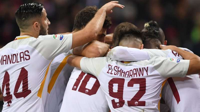 Para pemain AS Roma merayakan kemenangan atas AC Milan di ajang Seriea