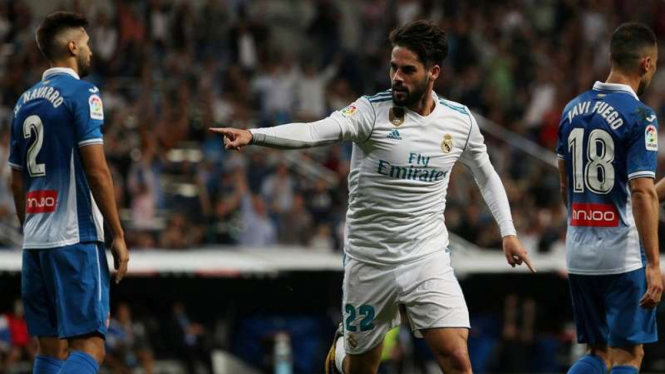 Gelandang Real Madrid, Isco Alarcon (tengah)