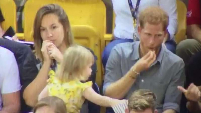 Aksi Emily, bocah berusia dua tahun yang mencuri popcorn milik Pangeran Harry terekam dalam sebuah video.