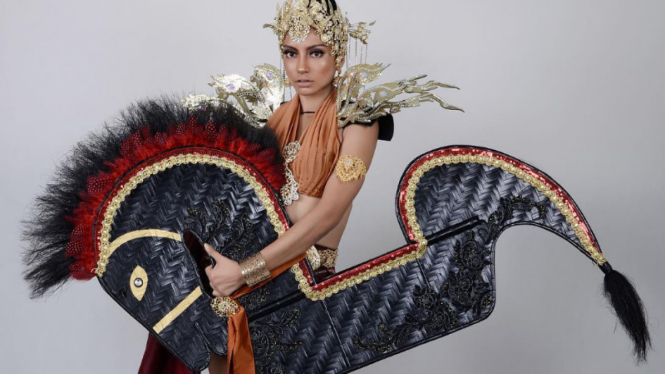 Peserta Miss Grand International 2017 asal Malaysia kenakan kostum mirip Kuda Lumping.