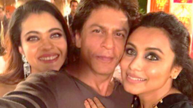  Shah Rukh Khan dengan Kajol dan Rani Mukherjee.