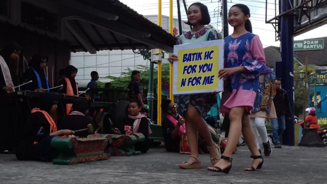 Batik Fashion Show On The Street