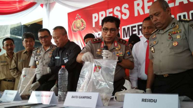 Kepala Polda Jatim, Inspektur Jenderal Polisi Machfud Arifin, saat merilis kasus produksi ilegal merkuri di Surabaya pada Senin, 2 Oktober 2017.