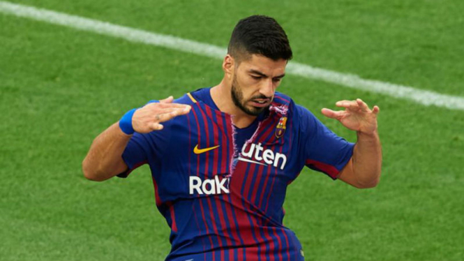 Striker Barcelona, Luis Suarez, merobek bajunya