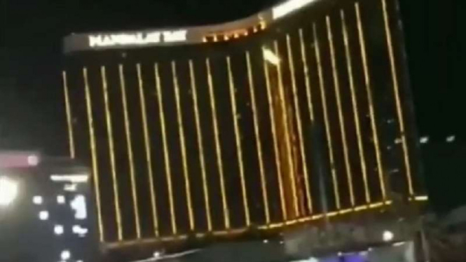 Suasana di sekitar Gedung Mandalay Bay, Las Vegas, saat terjadi penembakan .