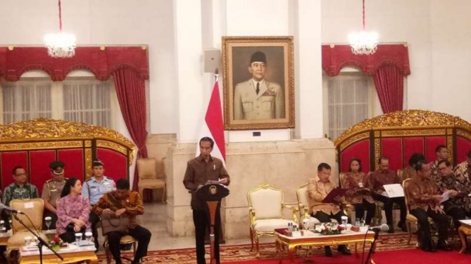 Presiden Jokowi buka rapat kabinet di Istana Negara.