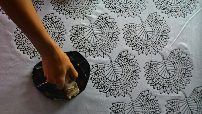 Perajin menyelesaikan pembuatan Batik Cap di Rumah Produksinya