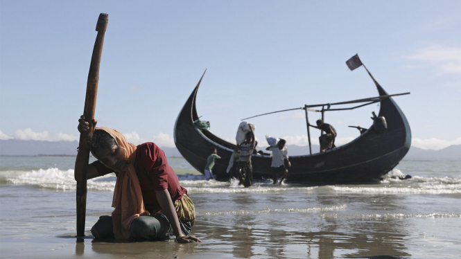 Warga Rohingya Kelelahan Usai Turun dari Kapal