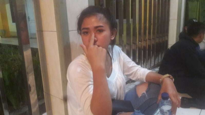 Salah seorang perempuan yang menjadi korban serpihan peluru yang dilepaskan di tempat hiburan karaoke Kota Garut menunjukkan lukanya, Selasa (3/10/2017)
