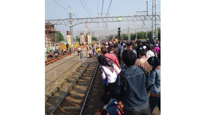 Kondisi para pengguna layanan KRL yang terdampak akibat anjloknya kereta jurusan Bogor-Angke di rel Tanah Abang, Selasa (3/10/2017)