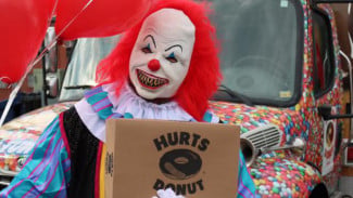 Sambut Halloween, Badut Seram Bakal Antar Pesanan Donat