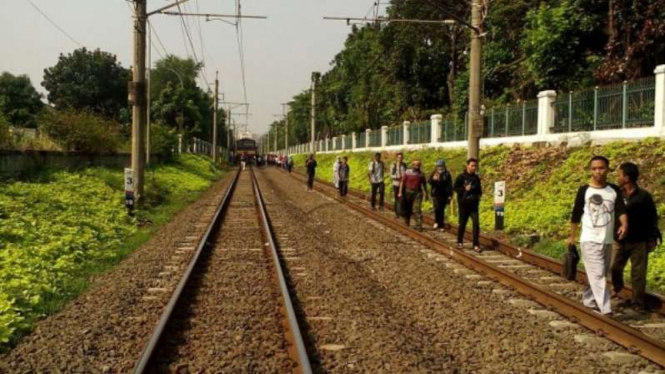 Pengguna KRL jalan kaki, Selasa, 3 Oktober 2017.