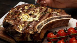 Kapan Lagi Makan Steik Lapis Emas Seharga Rp50ribu?