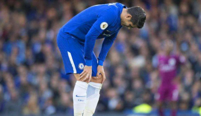 Bomber Chelsea, Alvaro Morata saat menderita cedera