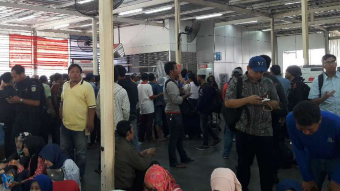 Kepadatan penumpang di Stasiun Manggarai akibat KRL anjlok.