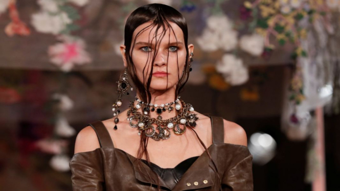 Model dalam fashion show Alexander McQueen 