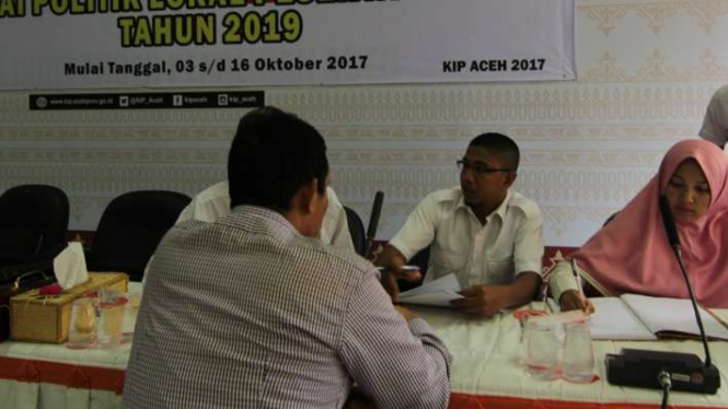 Komisi Independen Pemilihan (KIP) Aceh menerima berkas pendaftaran partai politi