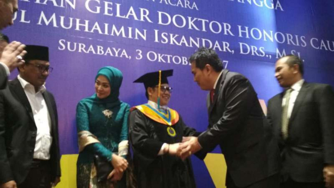 Ketua Umum PKB, Muhaimin Iskandar, seusai proses penganugerahan gelar doktor honoris causa di kampus Universitas Airlangga Surabaya, Jawa Timur, pada Selasa, 3 Oktober 2017.