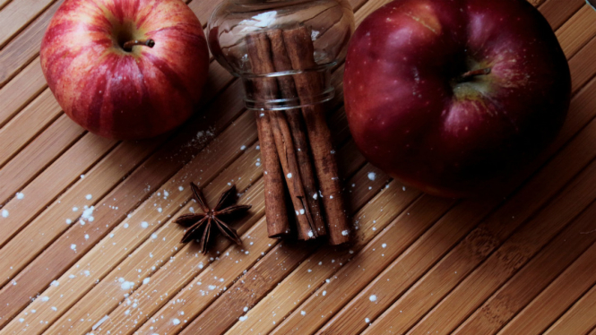 Ilustrasi apel dan kayu manis