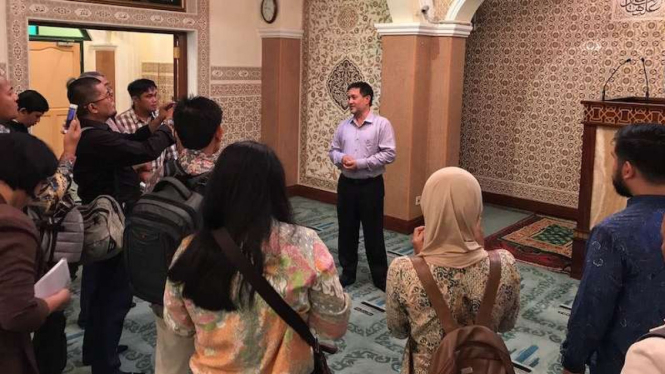 Salim Mohamed Nasir (tengah), relawan dari Grup Rehabilitasi Relijius Singapura, saat menerima kunjungan delegasi jurnalis Indonesia, Selasa 3 Oktober 2017. 