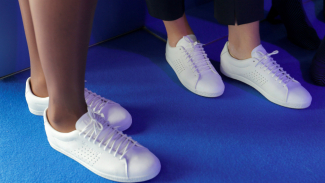 Tips Modis Padupadan Sneakers bagi Wanita