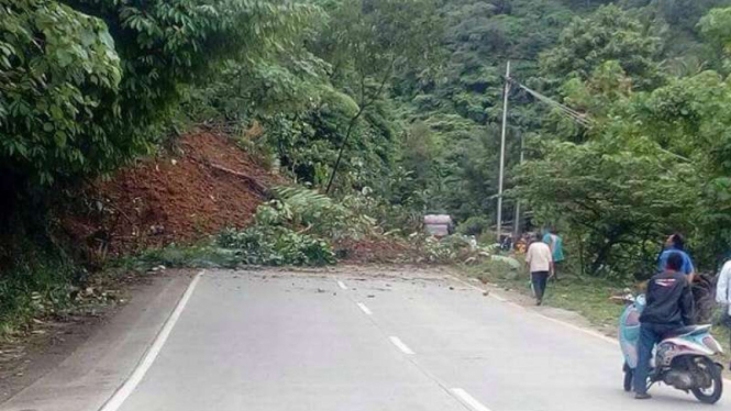 Jalan lintas Sumatera yang menghubungkan Sumatera Barat dengan Jambi dan Sumatera Selatan lumpuh akibat longsor di Padang pada Rabu, 4 Oktober 2017.