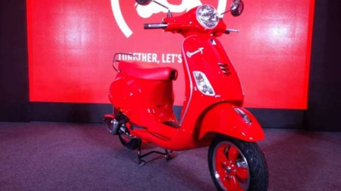 Vespa Red meluncur di India.