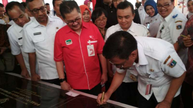 Gubernur DKI Jakarta Djarot Saiful Hidayat meresmikan 18 puskesmas dan dua RSUD