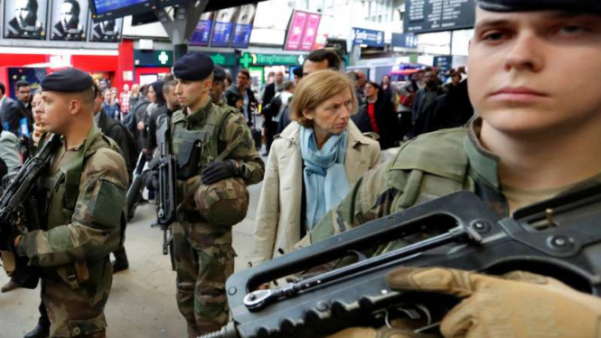 Petugas militer Prancis berjaga di stasiun-stasiun di Paris