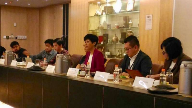 Menteri Negara Senior Urusan Hukum dan Keuangan Singapura Indranee Rajah (tengah, berbaju merah) saat diskusi dengan delegasi jurnalis Indonesia. 