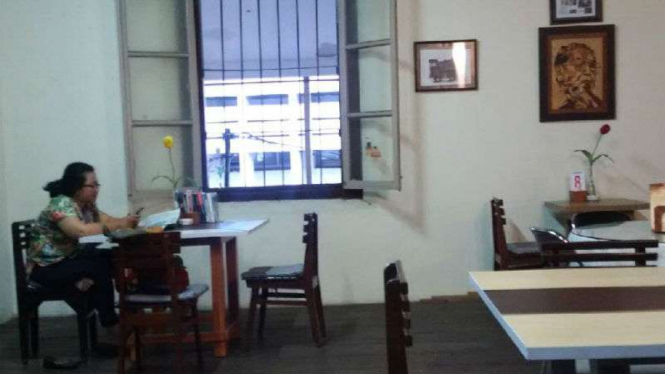 Kafe berkonsep perpustakaan John Dijkstra di Kota Lama, Semarang, Jawa Tengah.
