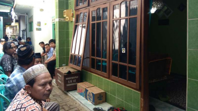 Para pelayat berdatangan ke rumah duka Ningsih, korban kebakaran di Malang.