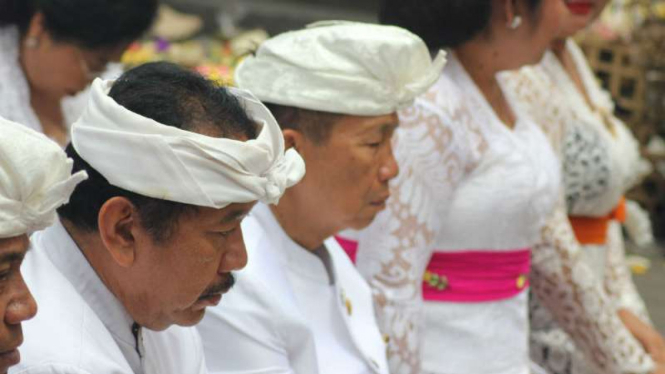 Gubernur Bali, Made Mangku Pastika, bersembahyang di Pura Besakih, pura yang berada di zona berbahaya Gunung Agung di Karangasem, pada Kamis, 5 Oktober 2017.