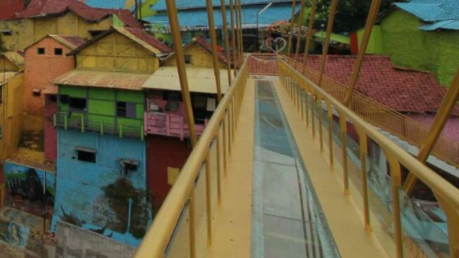 Jembatan Kaca menghubungkan Kampung Warna-warni dan Kampung Tridi di Malang