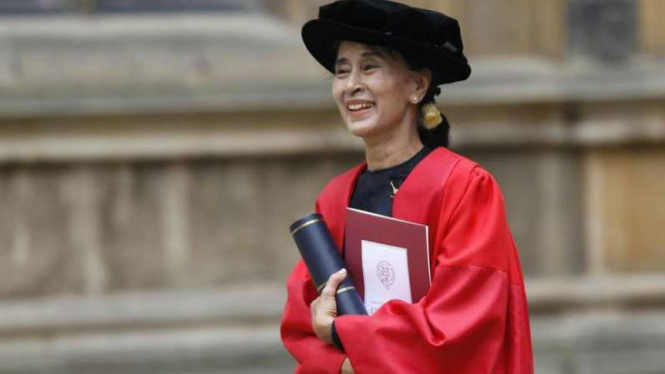 Aung San Suu Kyi saat menerima penghargaan dari Universitas Oxford