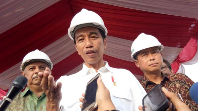 Presiden Joko Widodo (Tengah).