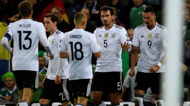 Pemain Jerman rayakan gol Sandro Wagner