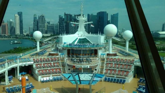 Pemandangan gedung- gedung di Singapura dari geladak kapal pesiar Mariner of the Seas.