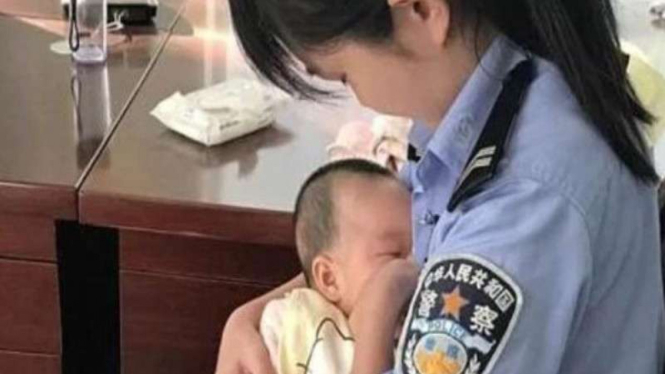 Polwan di China susui bayi tersangka.