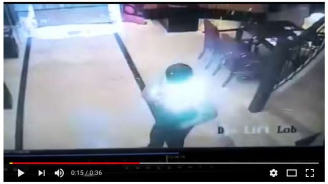  Potongan gambar dari CCTV yang menampilkan detik-detik sebelum meledaknya ponsel milik seorang petugas hotel di Semarang Jawa Tengah.