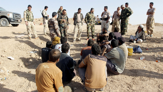 Tentara Kurdi saat menangkap sejumlah orang yang diduga militan ISIS