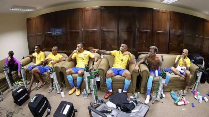 Timnas Brasil memakai masker oksigen
