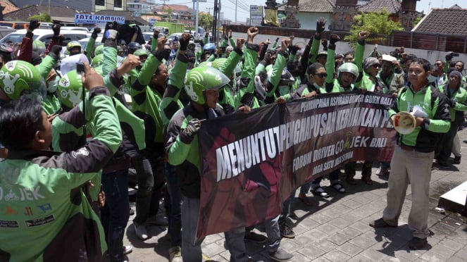 Sejumlah pengojek online menggelar aksi damai di depan kantor Go-Jek Denpasar, menuntut perusahaan memperbaiki sistem aplikasi, memaksimalkan pemasaran dan membuat program pelatihan peningkatan mutu serta mitra Go-Jek sehingga tidak merugikan sopir.