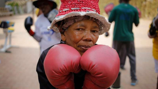 Ilustrasi Gladys Ngwenya (77), perempuan asal Afrika Selatan yang berlatih tinju di Boxing Gogos menunjukkan gayanya saat bertinju.